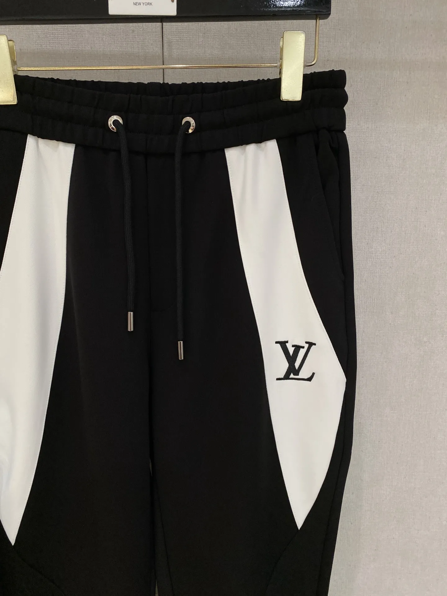 🅿️720 LV hot-selling suit is coming. Focus on the original version of the official website. 2025 new hot-selling cardigan suit. The original order is the best. 🇭🇰The meticulous work of top designers. It has a fitting and perfect upper body effect. All-natural high-quality Tencel Roman cotton 100%, close-fitting comfort, noble and elegant! Original hardware embodies elegance and nobility! Counter size: M-3XL (maximum wear up to 190 pounds)